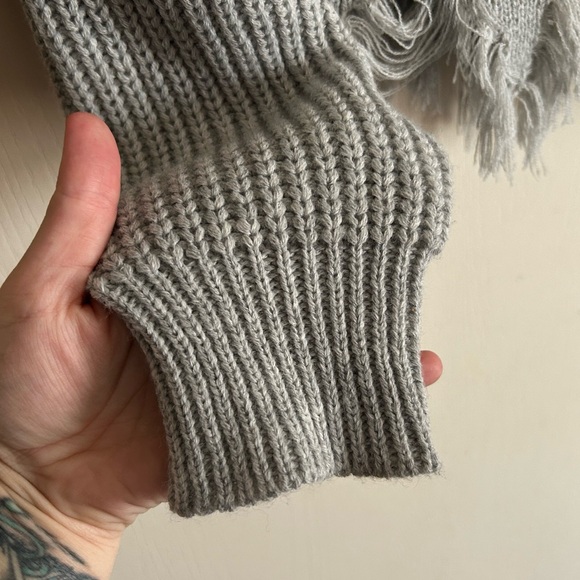 Hera | Cropped | Distressed | Sweater - Picture 6 of 10